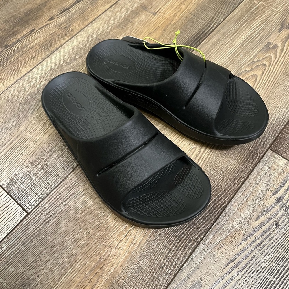 NWT’s Oofos OOahh Black Double-Strap Slide Sandals, Women’s size 8, men’s 6 - Picture 2 of 5
